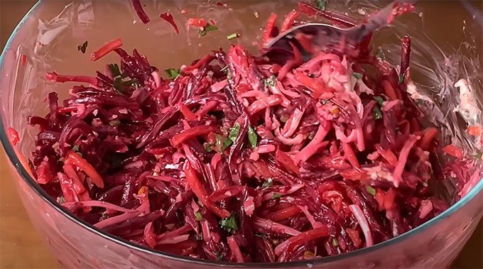 Простой свекольный салат — рецепт с фото и видео